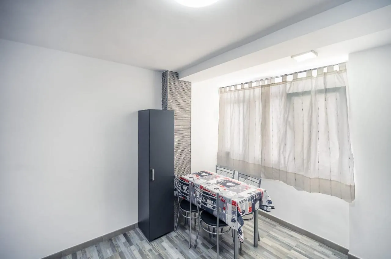 Two Red Moons Bed & Breakfast Las Palmas de Gran Canaria 0*,  Spain